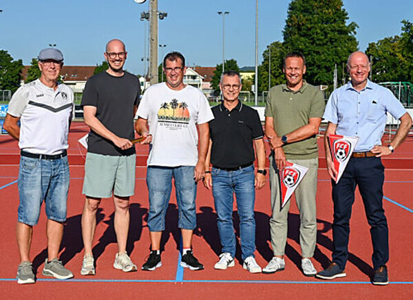 Markus Frei, Präsident FC Frauenfeld, Jörg Engeler, Präsident LC Frauenfeld, Roman Wegmüller, Abteilungsleitung Sportanlagen, Roman Brülisauer, Amtsleiter Freizeit und Sport, Claudio Bernold, Stadtpräsident und Stefan Leuthold, Stadtrat, an der feierlichen Stabübergabe auf der Kleinen Allmend.