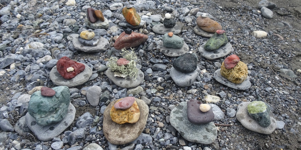 Kieselkunst am Flussufer