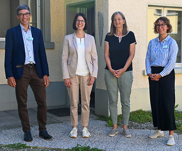 Urban Kaiser, Amtsleiter Alter und Gesundheit, Regine Siegenthaler, Stadträtin und Vorsteherin Departement für Alter und Gesundheit, Sabine Binder, kreis & rund GmbH und Doris Wiesli, Leiterin Fachstelle für Alters- und Generationenfragen stehen vor dem Haus an der Gerlikonerstrasse 4, das zukünftig eine Alters-WG beherbergen soll.