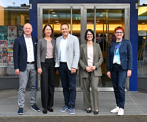 Der Gesamtstadtrat informierte heute über die Sanierungspläne der Casino-Liegenschaften. Von links nach rechts: Stefan Leuthold, Andrea Hofmann Kolb, Claudio Bernold, Regine Siegenthaler und Barbara Dätwyler Weber.